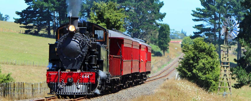 Steam locomotive 644 hauling a train on the Glenbrook Vintage Railway