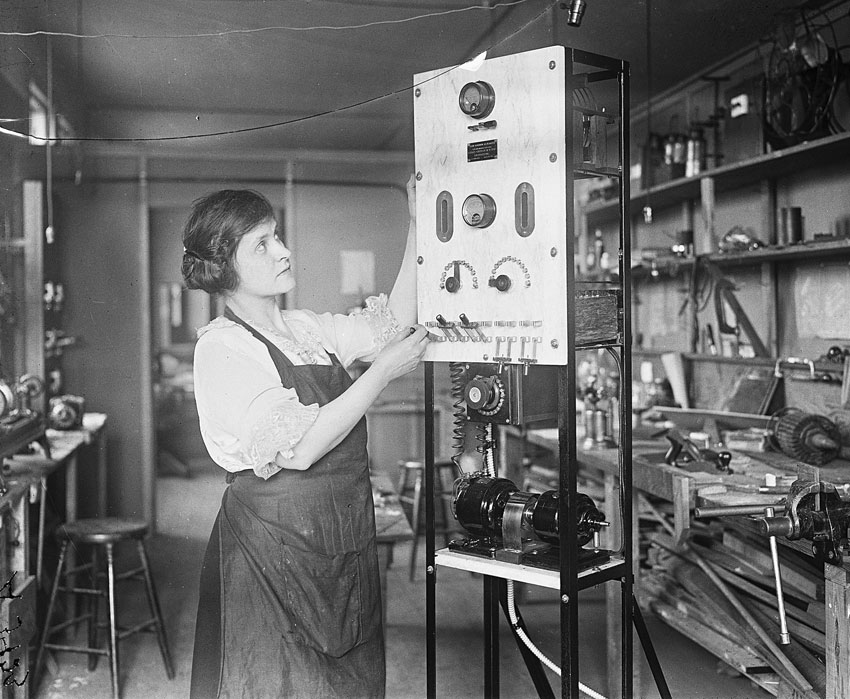 Mary Loomis with radio equipment at her school in 1922